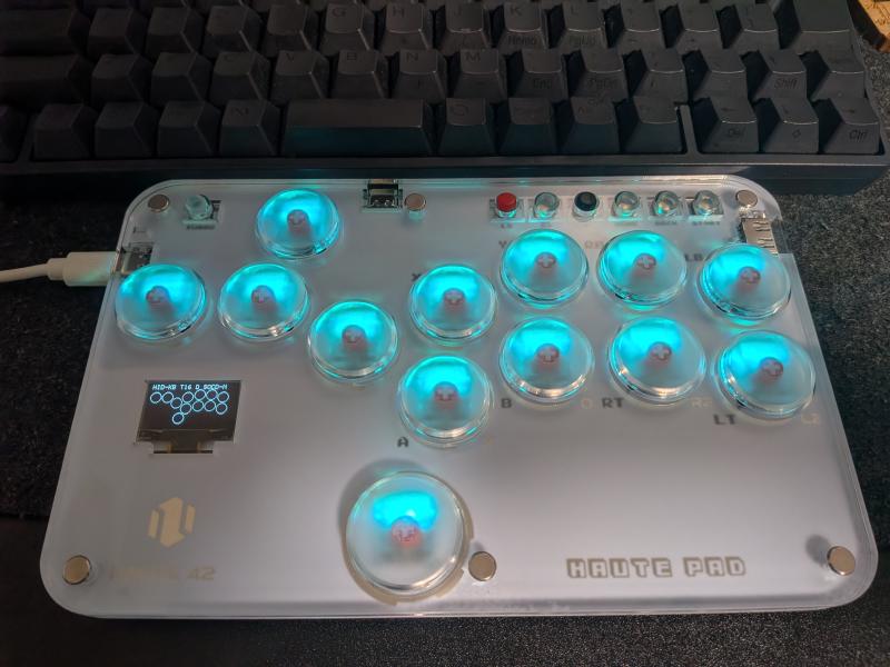 レバーレスコントローラーのHaute42 S13がキーボードの前に置かれている