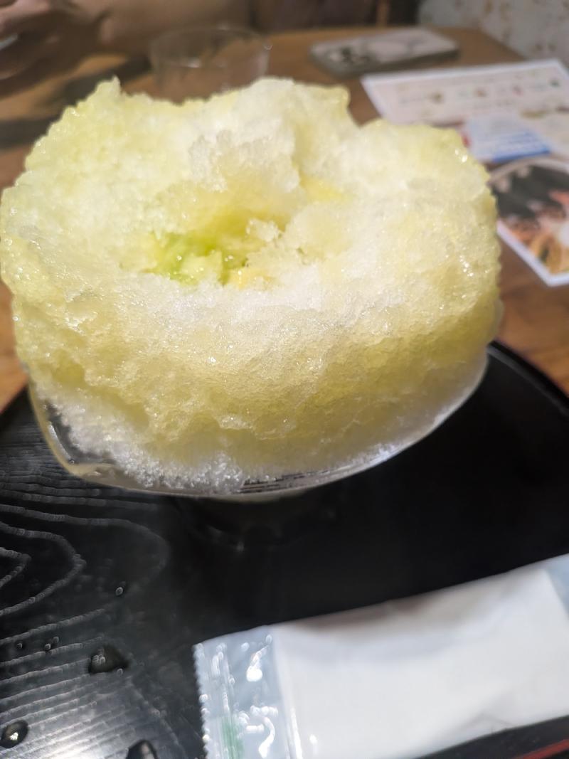 食べかけのかき氷の画像