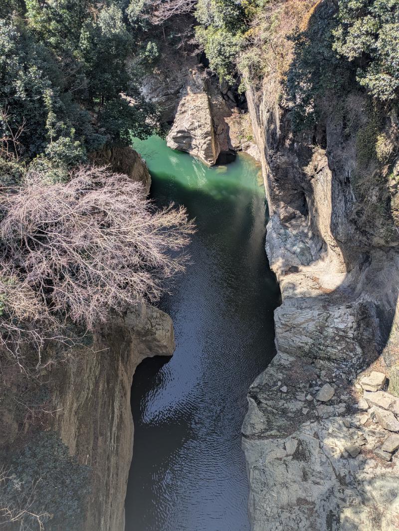 風神録3面「瑕疵無き要塞」の背景の元ネタである、猿橋から撮影された写真